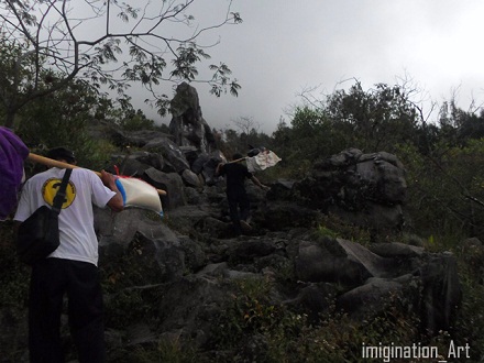 pembawa logistik di gunung lawu