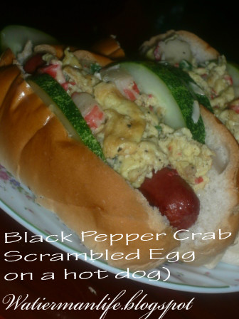 WATIERMANLIFE: Black Pepper Crab Scrambled Eggs on A Hotdog!