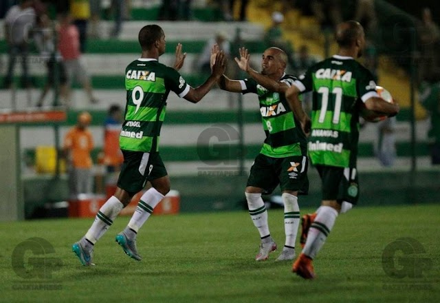 Guerreira, Chapecoense vence River Plate mas é eliminada da Copa Sul-Americana.