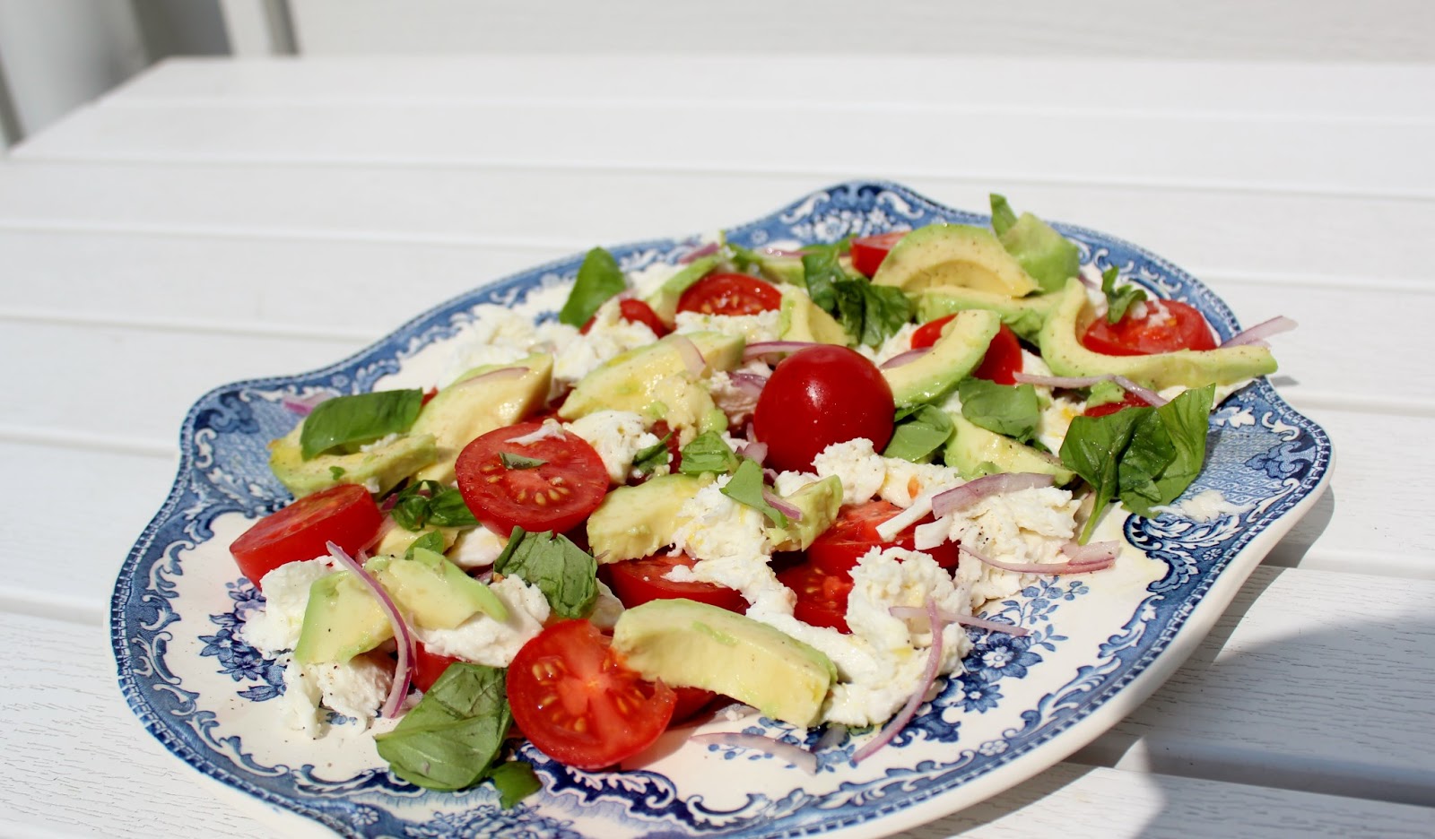 Monicas Matverden: Verandalunsj: Salat med tomater, avokado og mozzarella