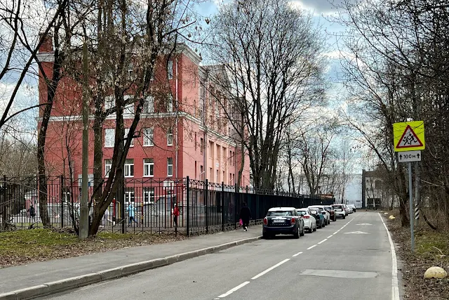 Малая Тихоновская улица, школа № 1404 Гамма (построена в 1955 году)