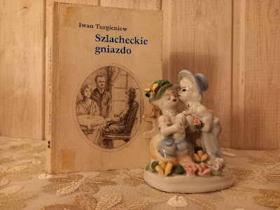 Książka i porcelanowa figurka