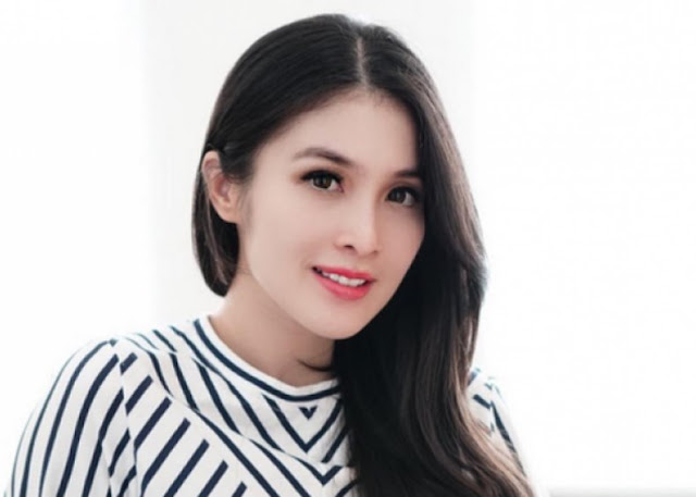 model cantik sandra dewi