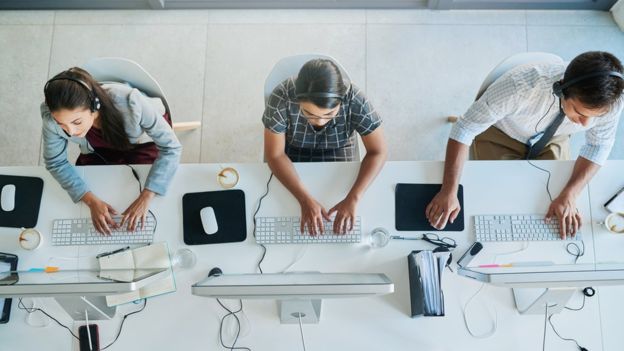 Do outro lado da linha, estão clientes irritados pelos problemas causados por uma empresa da qual muitas vezes você não é funcionário e sobre a qual não tem qualquer responsabilidade. No entanto, naquela ligação, é você quem personifica todos os erros e os defeitos dela e, por causa disso, acaba sendo o alvo da ira de todos aqueles consumidores insatisfeitos.

Os xingamentos vão desde 