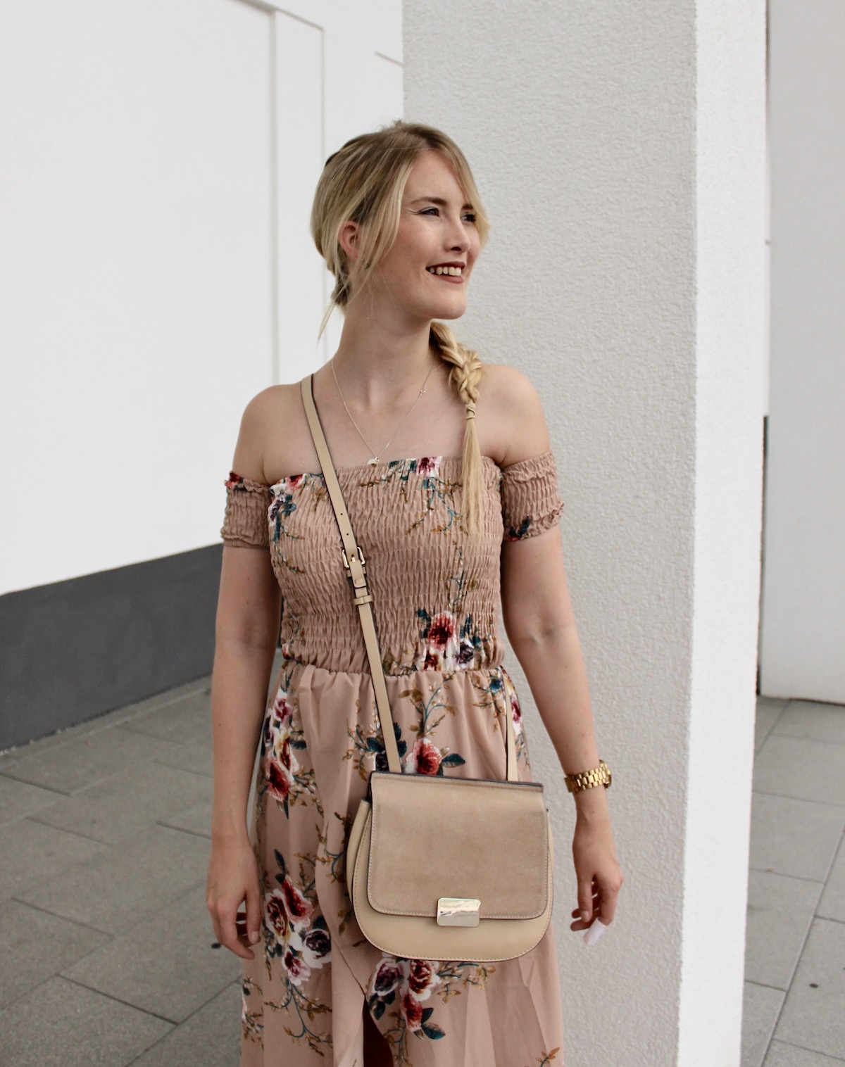 Fashionblog Stuttgart Outfit Boho Kleid Blumenkleid Flechtfrisur 5 Stränge Zopf Extensions www.theblondelion.com