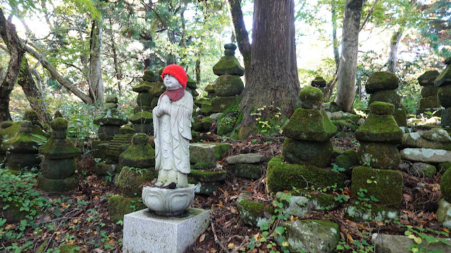 鳥取県西伯郡大山町大山 特別に可愛がられた地蔵様