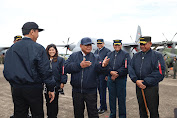 Momen Menarik Presiden Jokowi, Prabowo, KSAU dkk Kompak Pakai Jaket Bomber Saat Serah Terima C-130J Super Hercules