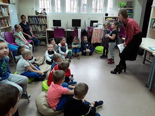 Wojewódzka i Miejska Biblioteka Publiczna im. dr. Witolda Bełzy w Bydgoszczy. Anna Wilczyńska-Kubiak z dziećmi