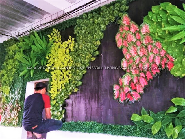 VERTICAL GARDEN ARTIFICIAL SINTETIS SURABAYA Vertical Garden artificial sintetis adalah taman yang dibentuk dan dibuat dengan posisi tegak, vertical garden sintets itu sendiri memiliki berbagai fungsi tidak hanya sebagai faktor estetika tapi juga sebagai penghadiran ruang asri dalam lingkungan, Untuk itu kami siap membuatkan Taman Vertical Garden Sintetis atau tanaman artificial di SURABAYA