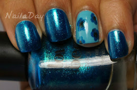 NailaDay: Dotty Blue Flowers