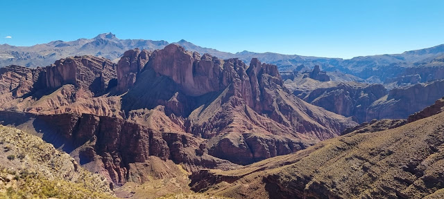 Unterwegs in den Bergen von Bolivien. Dem Hauptsitz der Pfarrei „San Francisco de Asis“ Esmoraca: 3.503 m über dem Meeresspiegel, Provinz Sud Chichas, Departement Potosí und Mojinete mit seinen Gemeinden in der Provinz Sud Lipez Teil derselben Pfarrei.