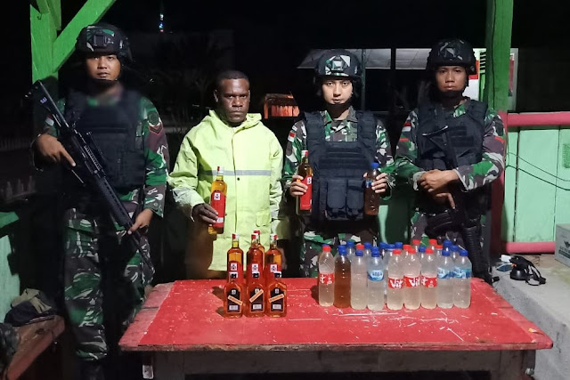   Jelang Tahun Baru, Puluhan Botol Miras Diamankan Satgas Pamtas RI-PNG  