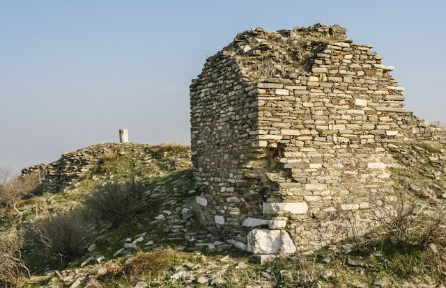 Torreón de gran tamaño localizado en la esquina NO del castillo.