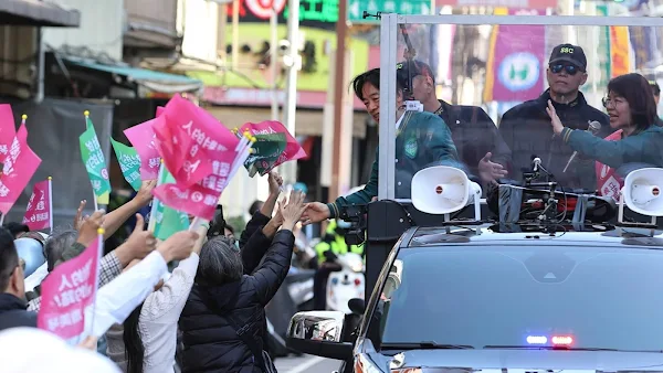▲選戰倒數3天黃金日，總統候選人賴清德上午陪彰化第二選區立委候選人黃秀芳車隊掃街，沿途氣氛非常熱絡。（記者林明佑翻攝）
