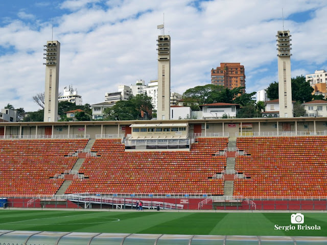 Vista frontal das Cadeiras Laranja e Cabines de Rádio do Estádio do Pacaembu