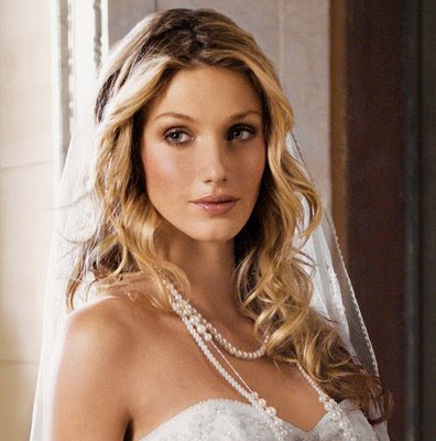 Find out how to choose the perfect wedding hairstyle courtesy of styleca