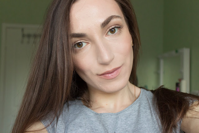 Fast glow-makeup: after. Full look