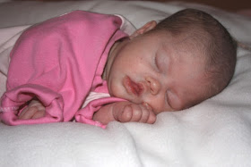 Schlafendes Baby mit Down Syndrom