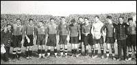 F. C. BARCELONA - Barcelona, España - Temporada 1925-26 - Sancho, Sagi-Barba, Planas, Elías, Carulla, Samitier, Walter, Alcántara, Platko, Piera, Kirby y Torralba. REAL MADRID 1 (Monjardín) F. C. BARCELONA 5 (Samitier 4, Piera) - 18/04/1926 - Copa del Rey, cuartos de final, partido de ida - Madrid, estadio de Chamartín - El Barcelona también ganaría 3-0 en la vuelta y al final sería el Campeón de la Copa del Rey, venciendo en la final 3-2 al ATHLETIC DE MADRID. El equipo azulgrana también ganaría esa temporada la Copa de Cataluña -