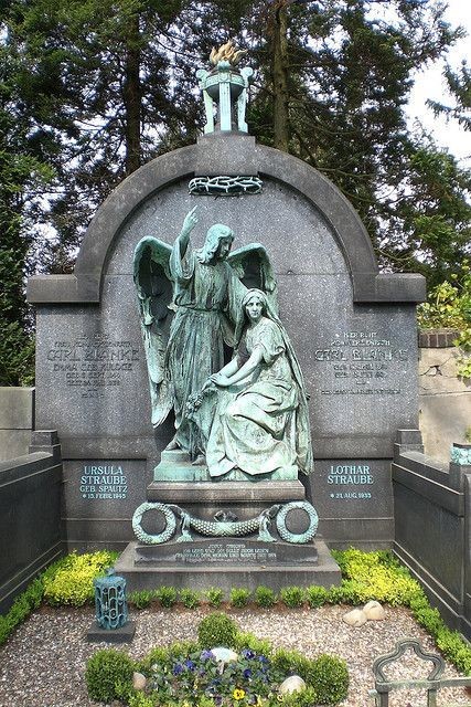 Panteón y Ángel en el cementerio de Unterbarmer Friedhof.