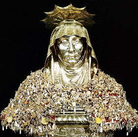 Η λειψανοθήκη με την κάρα της Αγίας Άννας κατάφορτη από τα αναθήματα των ευσεβών κατοίκων του Castelbuono.