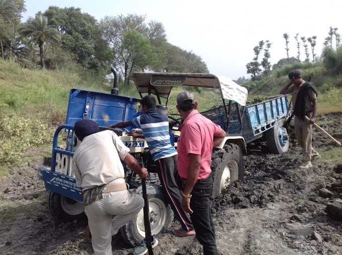 जमुआरी नदी से अवैध मिट्टी खनन करने में तीन गिरफ्तार, दो ट्रैक्टर जब्त 