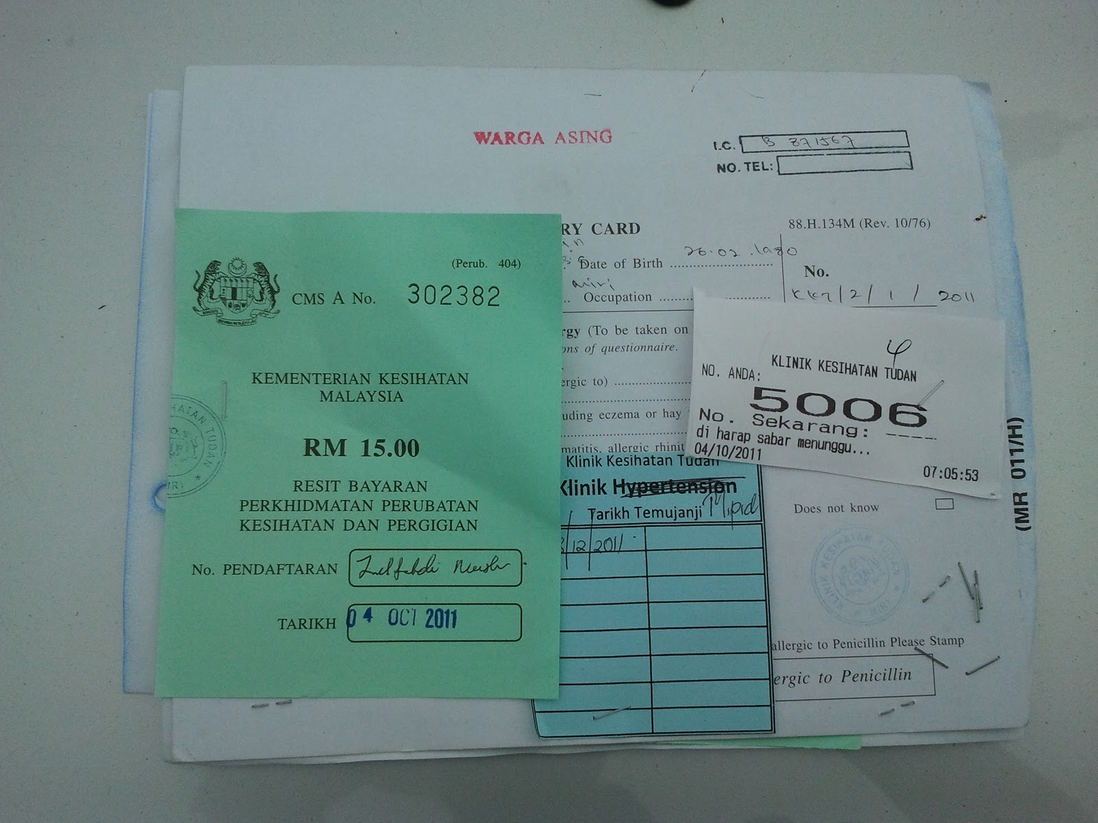 Ini adalah kartu kesehatan berobat gw dan semua tentang sejarah pengobatan dan obat yang digunakan tercatat rapi di dalam ini Sejarah ini penting untuk