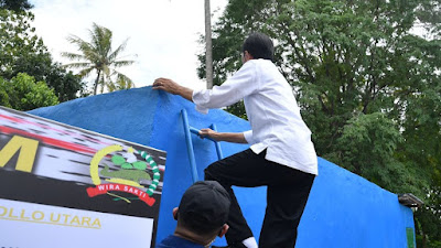 Tunjukan Dirinya Merakyat, Jokowi Beranikan Panjat Tangga Tinjau Sumur Pompa Hidram di Desa Oinlasi NTT