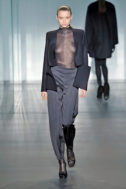 Abbey Lee Kershaw beautiful fashion model on the runway