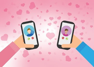 Deux célibataires communiquant via leur smartphone