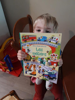 Chouette ! Mon premier partenariat avec les Editions Usborne est vraiment génial ! Les livres sont vraiment à la hauteur des attentes des enfants !  Pour Nolan le livre autocollant " Les métiers " est parfait car il est en période de questionnement , ou il veut tout savoir sur qui fait quoi , et le principe des gommettes permet de situer chaque personnage à une situation bien précise , et il prend le temps et l'habilité de le faire ce qui lui permet d'améliorer sa dextérité avec ses petits doigts comme vous le voyez , il s'applique ...Chuuut il est sage et il est calme …