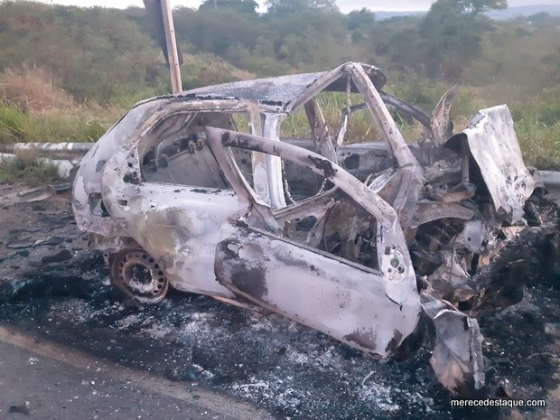 Três pessoas morrem e 2 ficam feridas em acidente na BR-104, no Agreste de Pernambuco