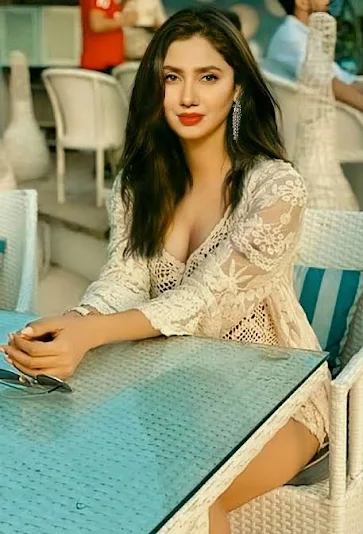 Mahira Khan hottest looks, mahira Khan sexy, Mahira Khan Big boobs and Cleavage show, Mahira Khan lovely smile, Mahira Khan bra and Bikini, mahira Khan clevege Show, Mahira Khan boobs
