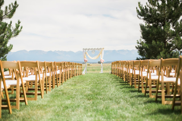 Montana Wedding Ceremony / Photography: Mackenzie Keough / Florist: Mums Flowers 