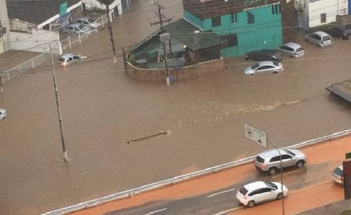 Muitos transtornos no bairro com várias ruas alagadas