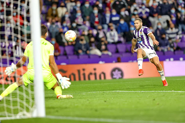 Weissman aprovecha el pase de Roque Mesa para batir a Germán Parreño. REAL VALLADOLID C. F. 1 U. D. IBIZA 1. 20/10/2021. Campeonato de Liga de 2ª División, jornada 11. Valladolid, estadio José Zorrilla.