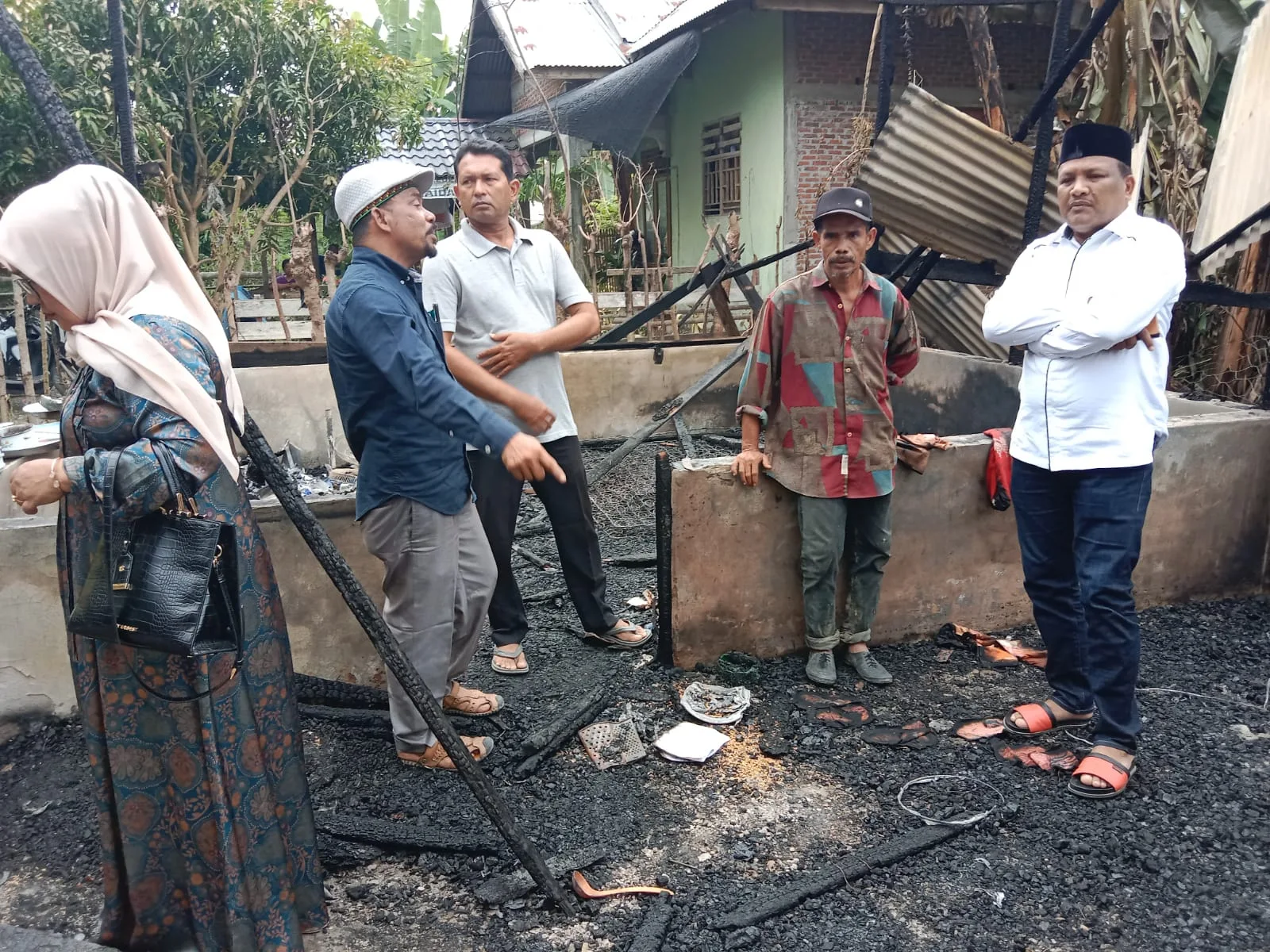 Mukhlis Takabeya Berikan Bantuan Masa Panik untuk Janda yang Rumahnya Terbakar di Peudada