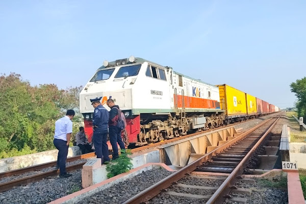 Kereta Petikemas Mogok di Cirebon, Jalan Lintas Warga Terisolasi