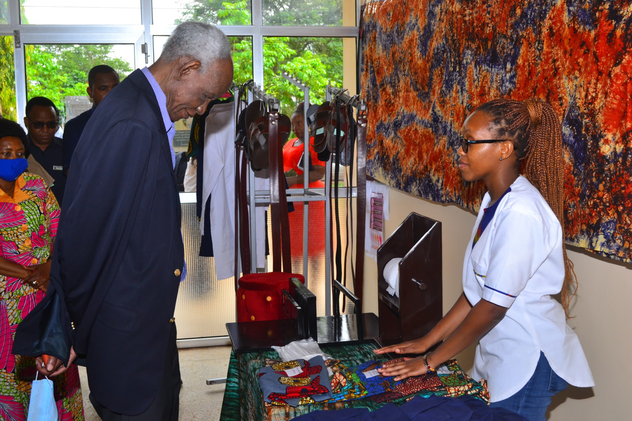 JAJI WARIOBA AFURAHISHWA NA MAFUNZO YANAYOTOLEWA SUA KUSAIDIA VIJANA NCHINI.