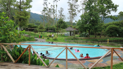 Kolam renang air hangat bagian depan