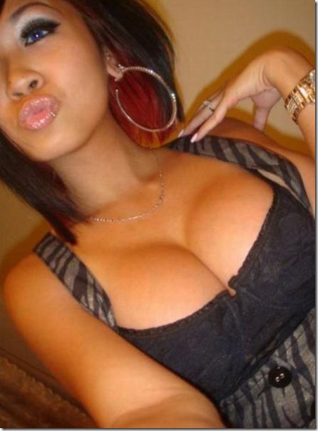 cleavage-eye-contact-impossible-7