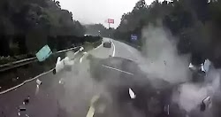  Σοκ προκαλεί η στιγμή που καταγράφηκε από κάμερα όπου δείχνει τον επιβάτη ενός αυτοκινήτου να εκτοξεύεται από το πίσω παράθυρο του οχήματος...