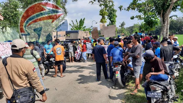 Puluhan Warga Adimulyo Geruduk Balaidesa Tuntut Kepala Desa Mundur