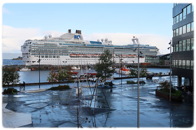 Utsikt til cruiseskipshavna i Trondheim. Ved havna ligger cruiseskipet Island Princess,