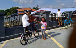 Di depan Bendung Karet Tirtonadi