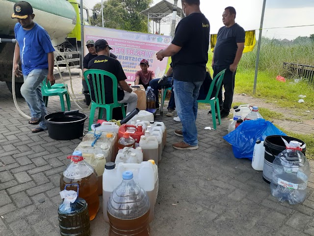 DPC LPK - RI Sidoarjo Kucurkan Minyak Goreng Murah di Kedungpeluk - Candi