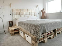 Decorar la habitación con camas hechas de palets de madera
