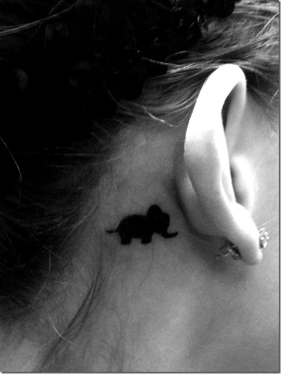 petit_noir_lphant_tatouage_derrire_loreille