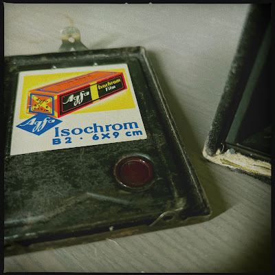 Klepje van antieke Agfa-boxcamera met oude reclamesticker voor Agfa Isochrom B2