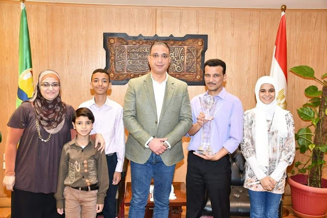 محافظ الفيوم يكرّم أسرة "عبد المنعم" لفوزهم ببرنامج "العباقرة عائلات"